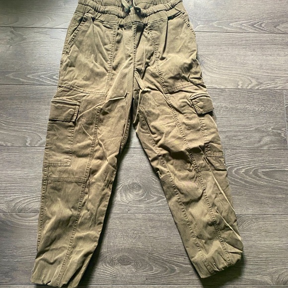 Roots Army Green Cargo pants. Tight ankle, fall season basic. Great for any day. - Picture 1 of 1